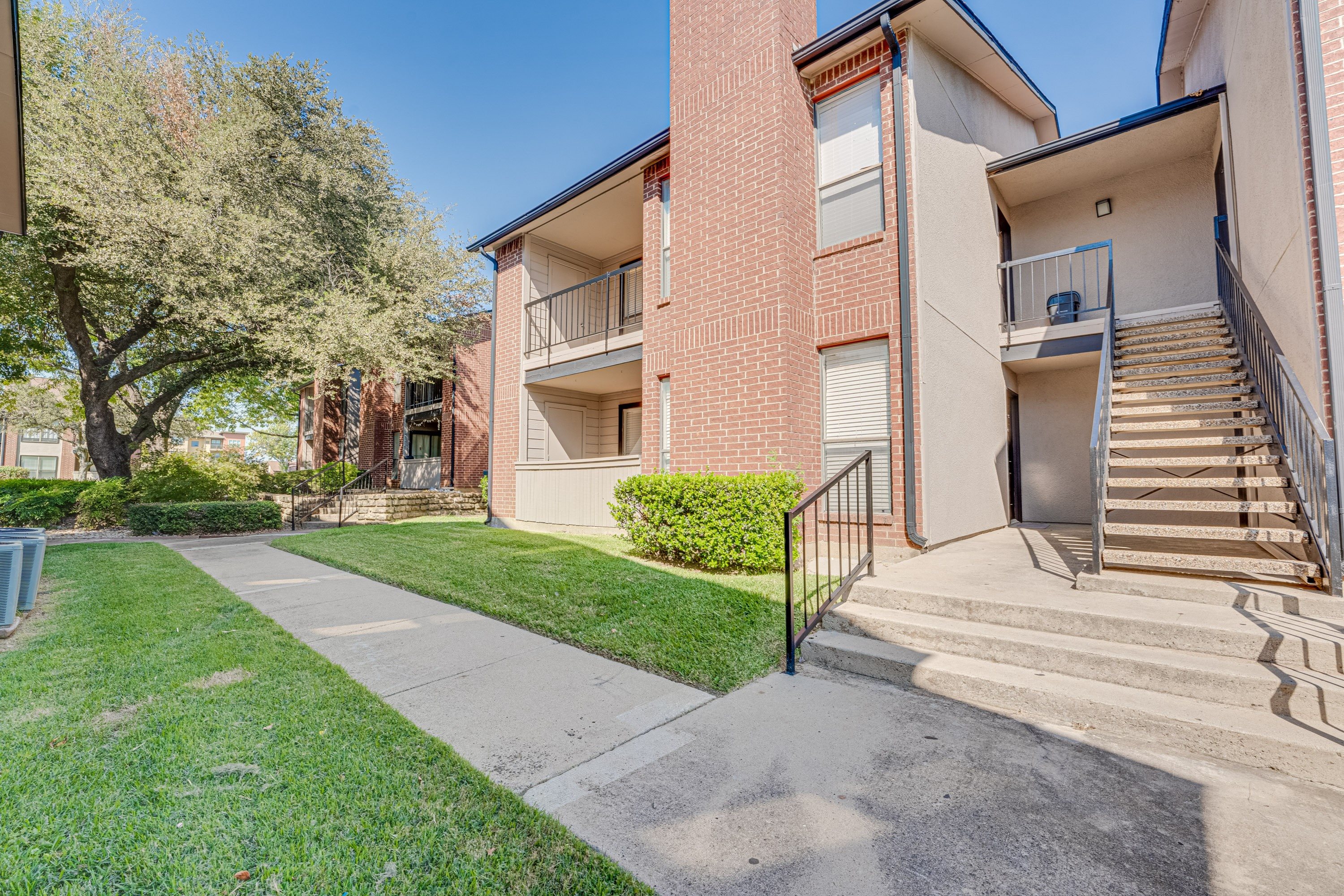 Exterior of Building at Bardin Oaks Apartments, Arlington, 76018